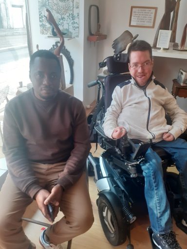 Mathieu et son auxiliaire de vie. Mathieu peint et écrit, des nouvelles et un roman.