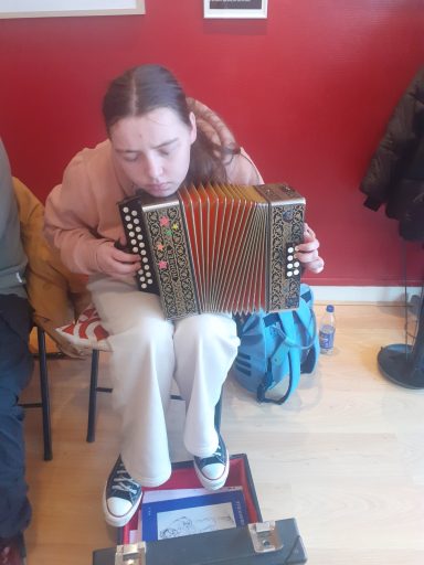 Maeliz, pratiquant l'accordéon, la danse et le chant, en français et en breton (kan ha diskan)