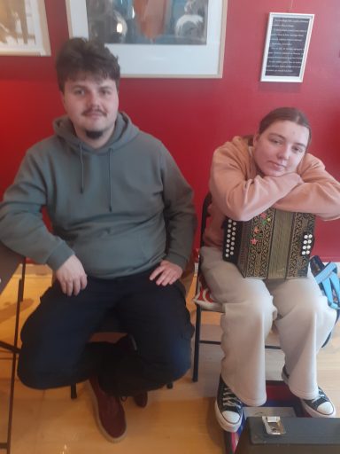 Syllan et Maeliz, membres de l'association Parenthèse, pratiquant le chant. ar